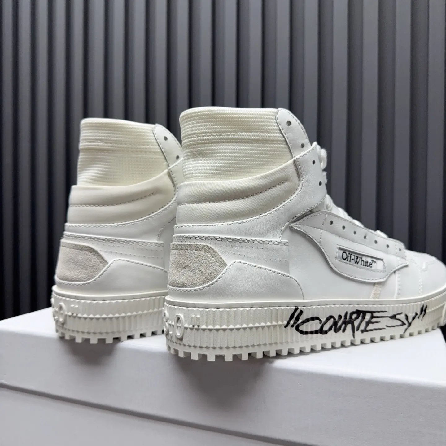 [OFF WHITE] P: 740💰Couple model👫, Size: Female 35-40. Male 39-44 (45.46 customized) High-quality version👊 "Out of office" series original molding, original lasting, production process 1:1 original ➰OFF GRAY WHITE OW ➰ First-layer cowhide, imported skin-friendly and environmentally friendly polyester mesh, original molding, high elasticity and environmentally friendly molding pad Made with the original lasting process. The original molded rubber outsole (never yellows and deforms) has a super correct shape, bright color and strong three-dimensional effect👍. Packaging💯Full set of packaging synchronized with the official website (branded paper, certificate of quality, branded cloth bag)